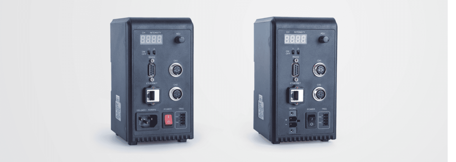 OPT-DPA6024E-2 (links, Netzanschluss 100–240 V AC) und OPT-DPA6024EC-2 (rechts, DC-Eingang) – Frontansicht mit Display, RS232, Ethernet und zwei 6-poligen Lichtanschlüssen