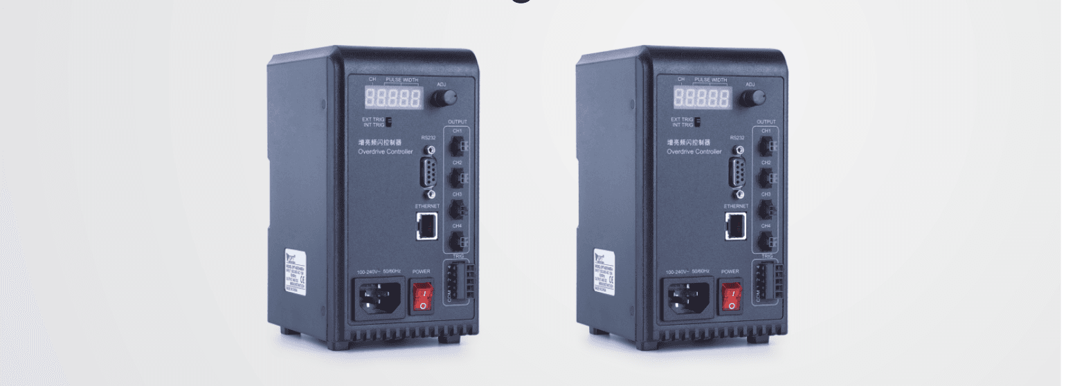 OPT-DPH20048E-4 – zwei Ansichten des Hochformatgehäuses mit 5-stelligem Display, Trigger-Umschalter, RS232, Ethernet und vier Lichtausgängen