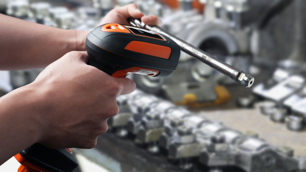 Hikrobot IDH7000 beim Lesen eines Codes auf einem Metallbauteil in industrieller Umgebung