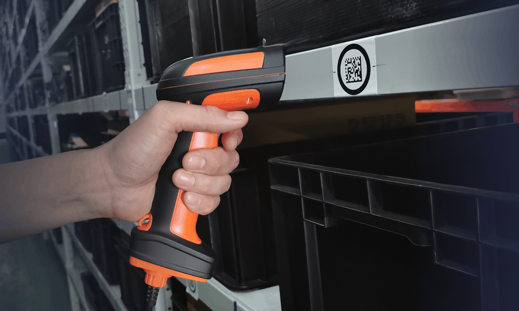 Hikrobot Handscanner IDH7000B beim Scannen eines Codes im Lager- und Logistikumfeld
